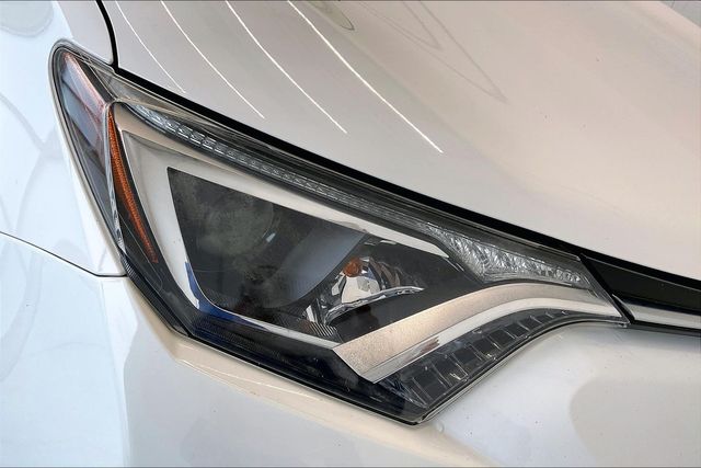 Thumbnail: 2018 Toyota RAV4 - 31