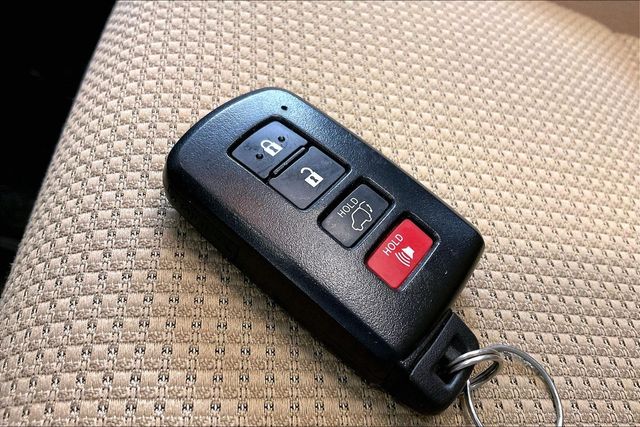 Thumbnail: 2018 Toyota RAV4 - 20