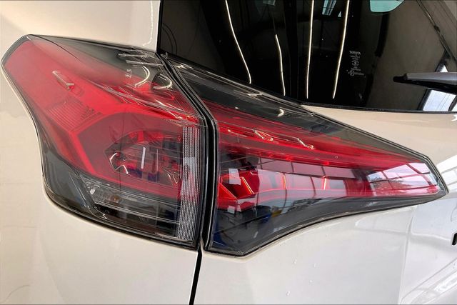 Thumbnail: 2018 Toyota RAV4 - 32