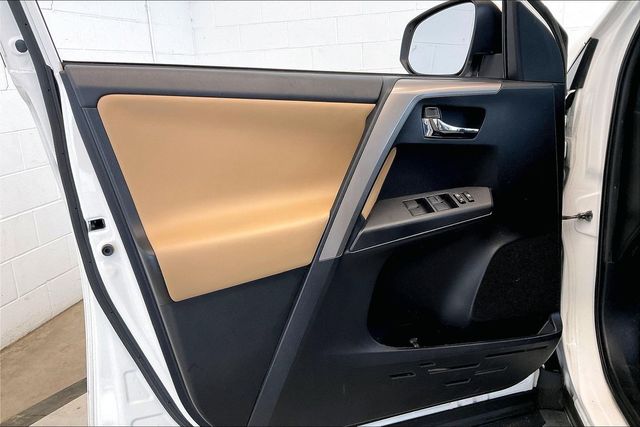 Thumbnail: 2018 Toyota RAV4 - 29