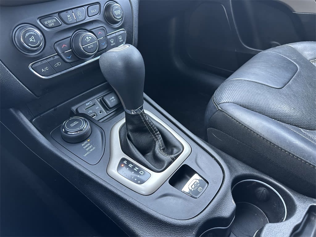 Thumbnail: 2018 Jeep Cherokee - 16