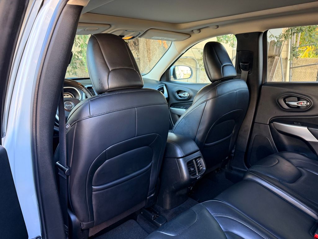 Thumbnail: 2017 Jeep Cherokee - 12