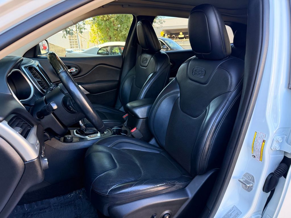 Thumbnail: 2017 Jeep Cherokee - 10
