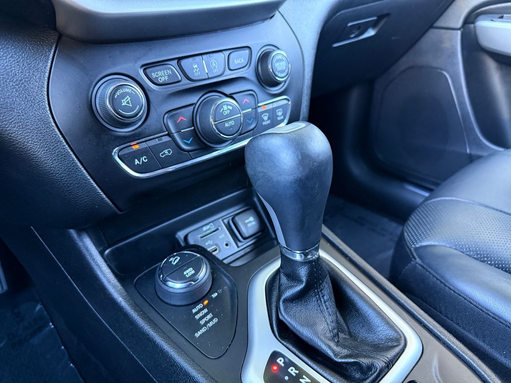 Thumbnail: 2017 Jeep Cherokee - 15