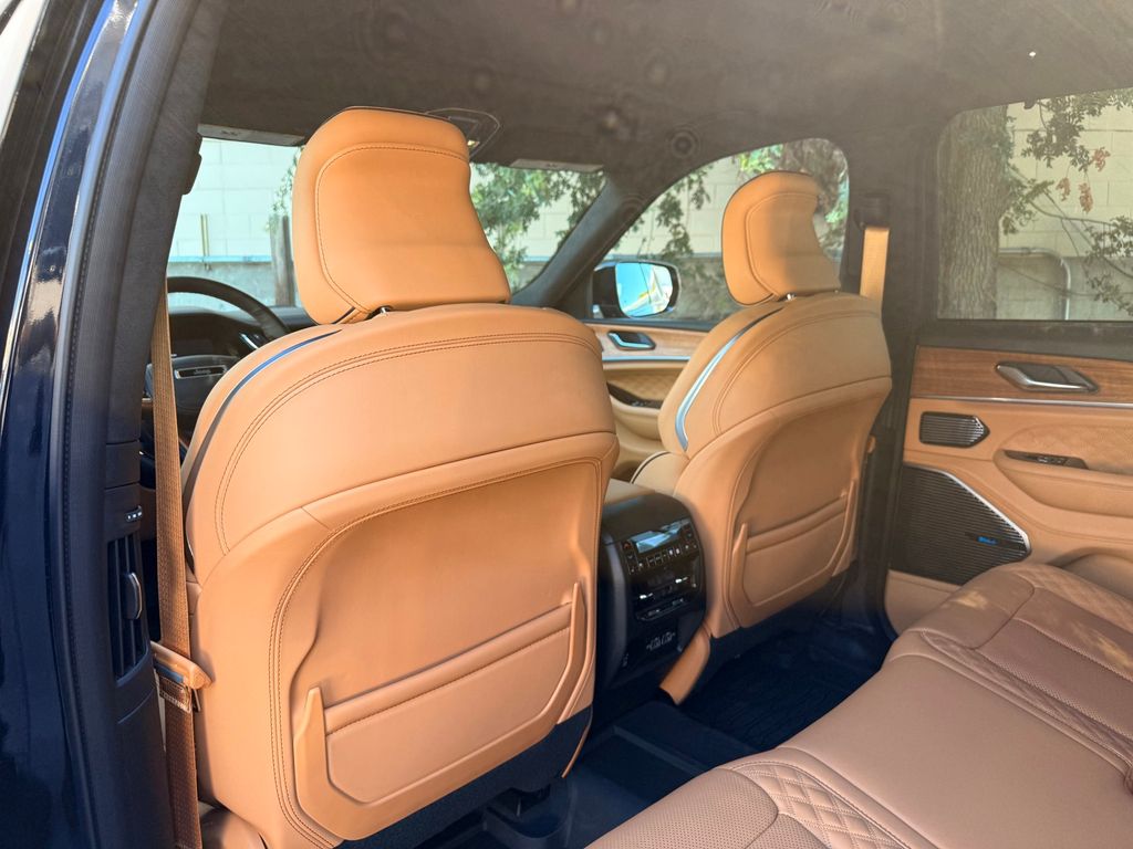 Thumbnail: 2023 Jeep Grand Cherokee - 11