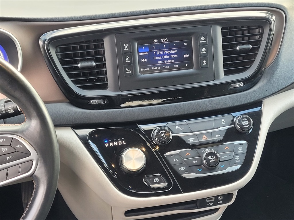 2017 Chrysler Pacifica Touring 11