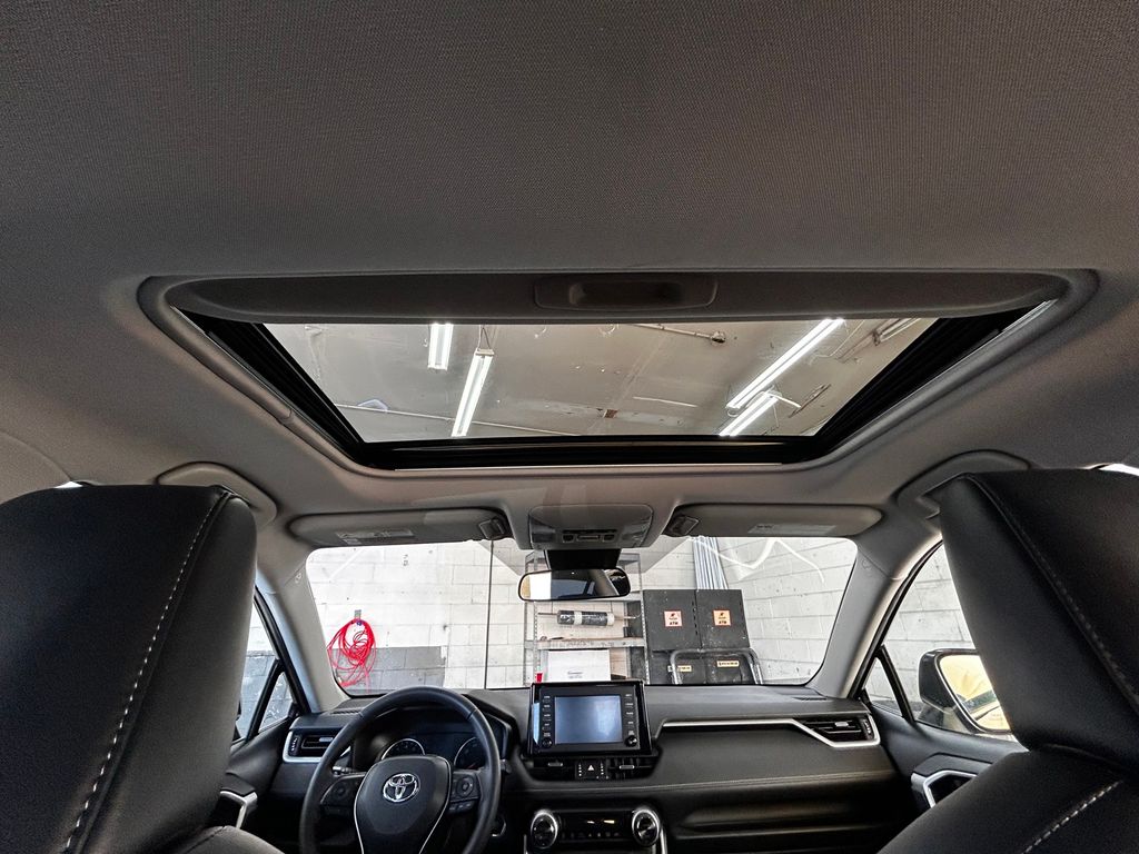 Thumbnail: 2019 Toyota RAV4 - 20