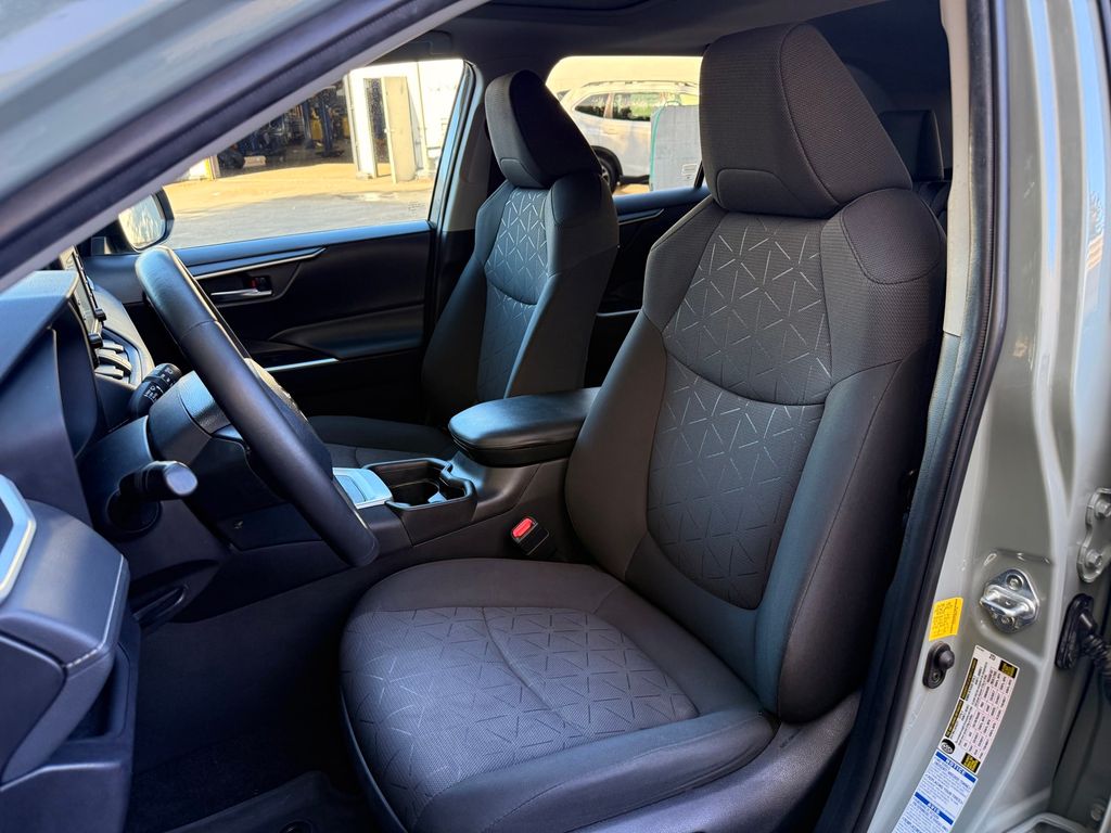Thumbnail: 2020 Toyota RAV4 - 10