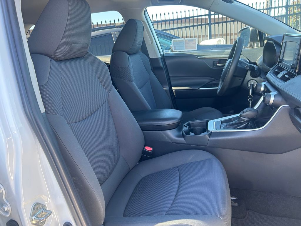 Thumbnail: 2019 Toyota RAV4 - 21