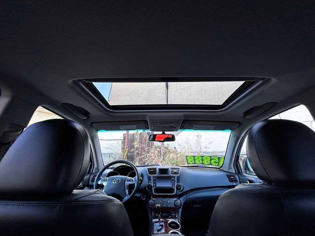 Thumbnail: 2013 Toyota Highlander - 21