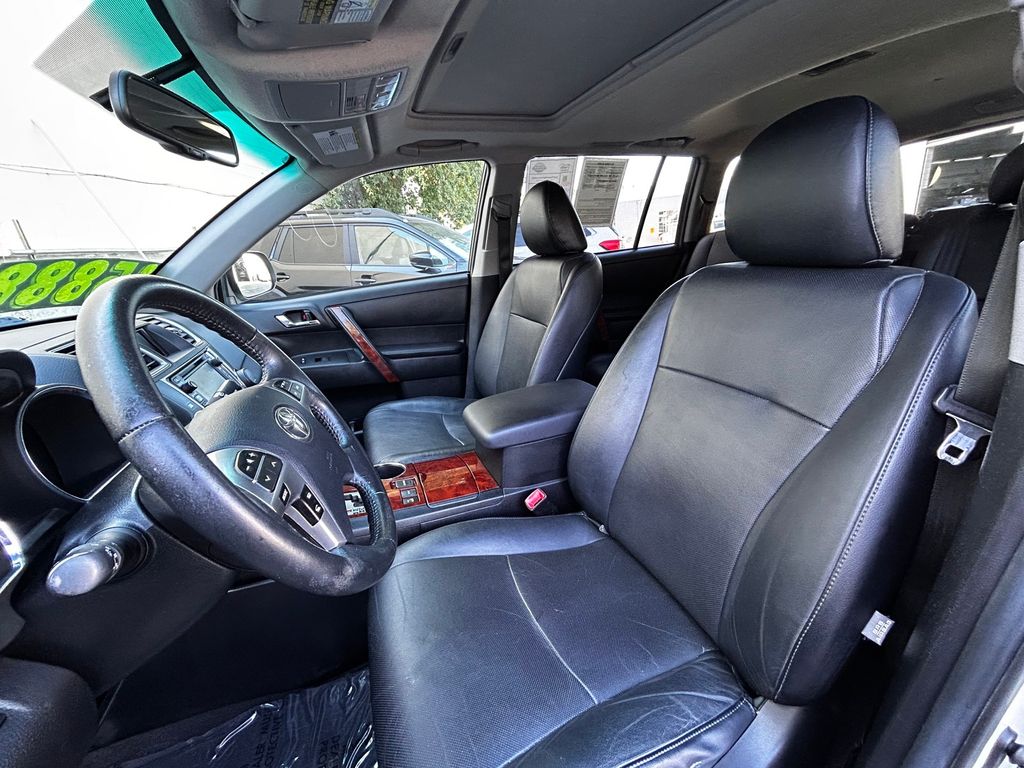 Thumbnail: 2013 Toyota Highlander - 11