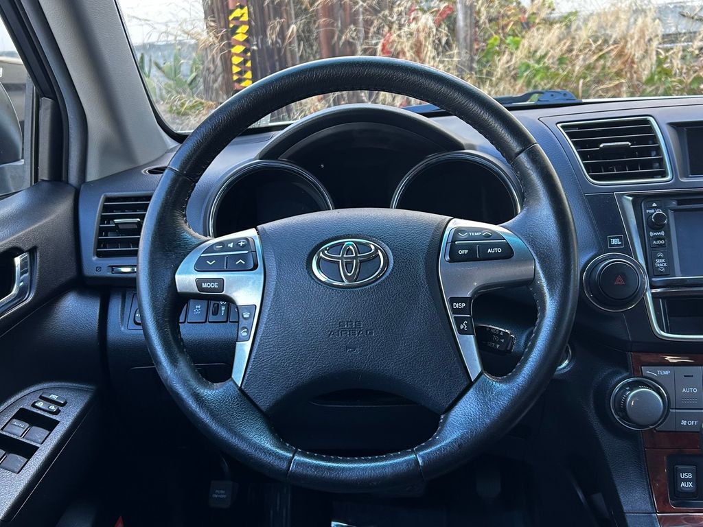 Thumbnail: 2013 Toyota Highlander - 14