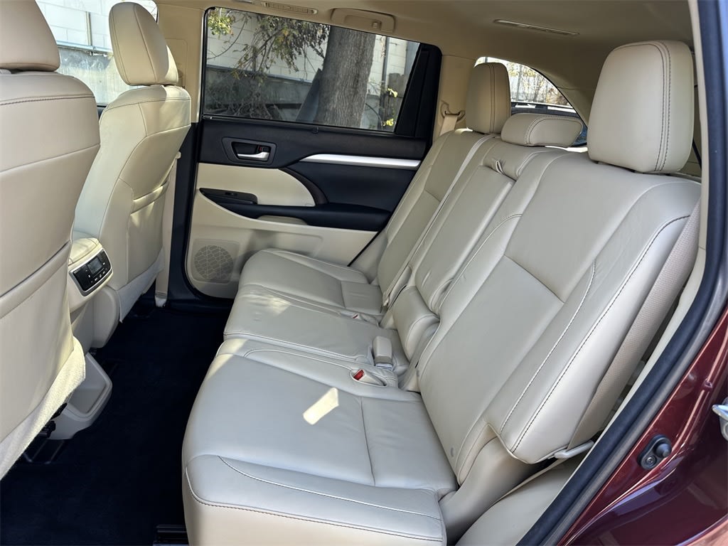 Thumbnail: 2016 Toyota Highlander - 22