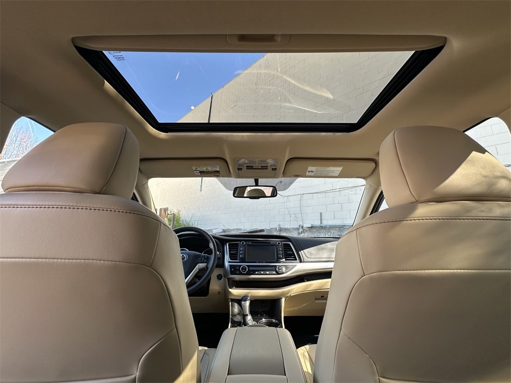 Thumbnail: 2016 Toyota Highlander - 21