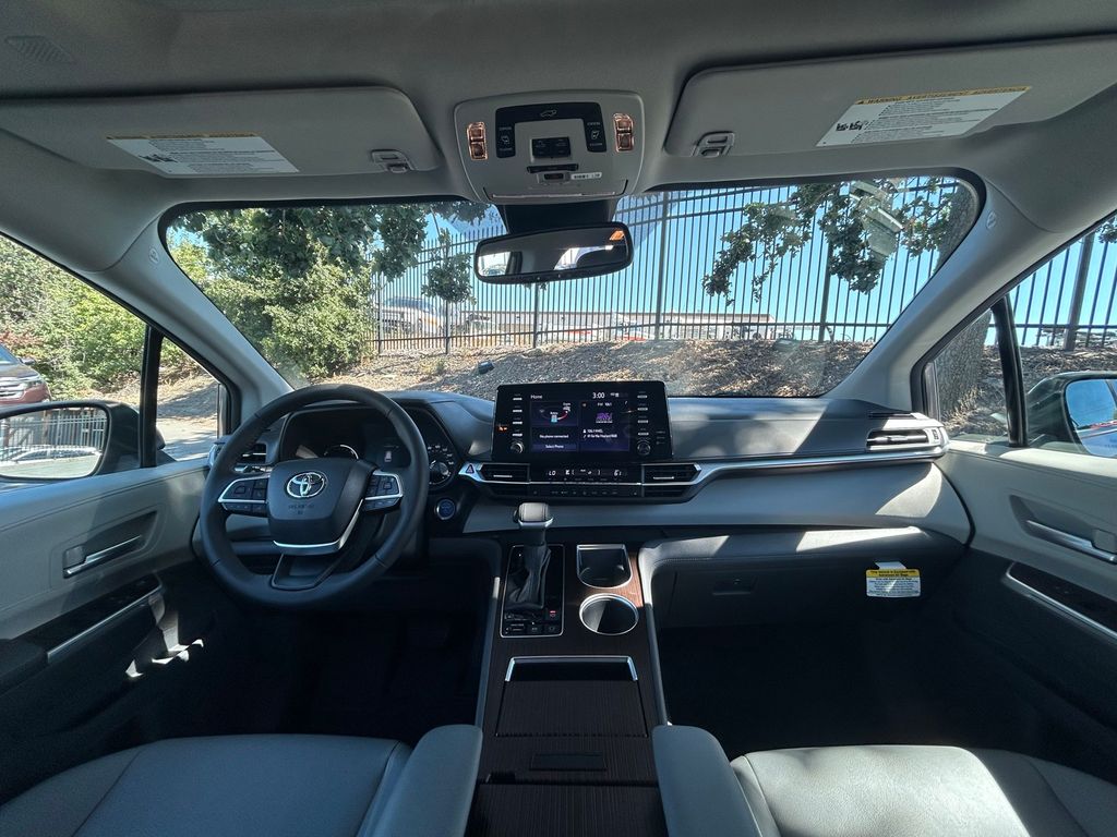 Thumbnail: 2023 Toyota Sienna - 10