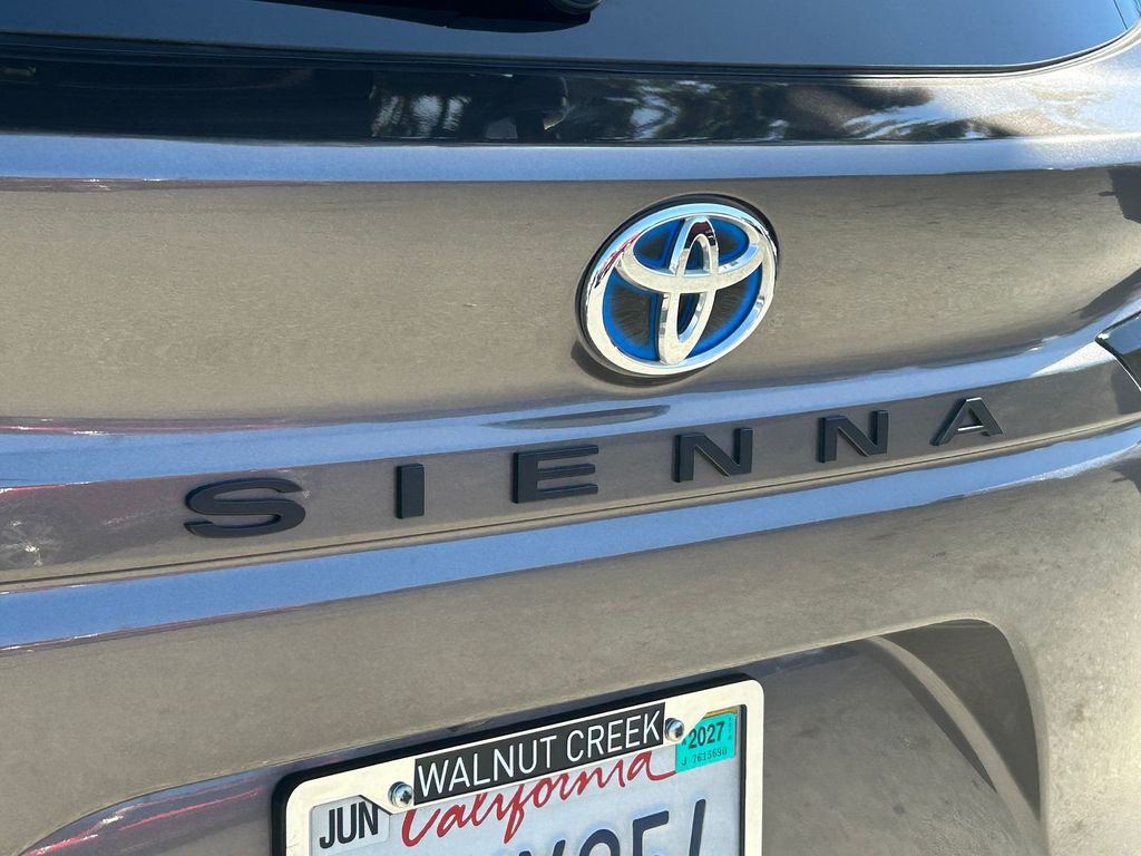 Thumbnail: 2023 Toyota Sienna - 7