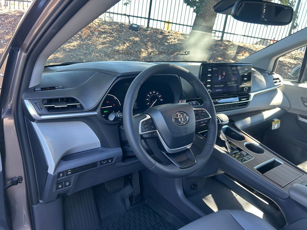 Thumbnail: 2023 Toyota Sienna - 2