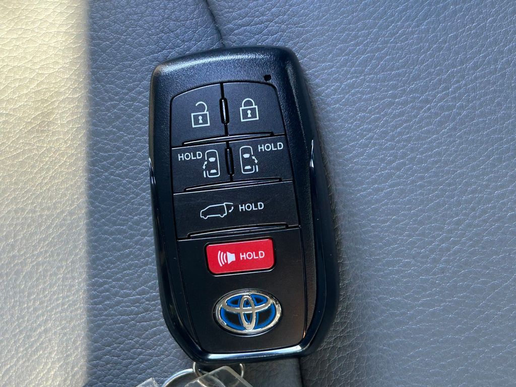 Thumbnail: 2023 Toyota Sienna - 19
