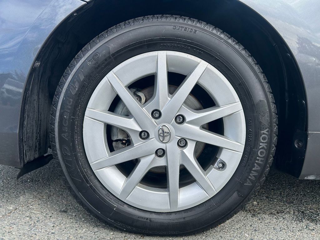 Thumbnail: 2012 Toyota Prius v - 8