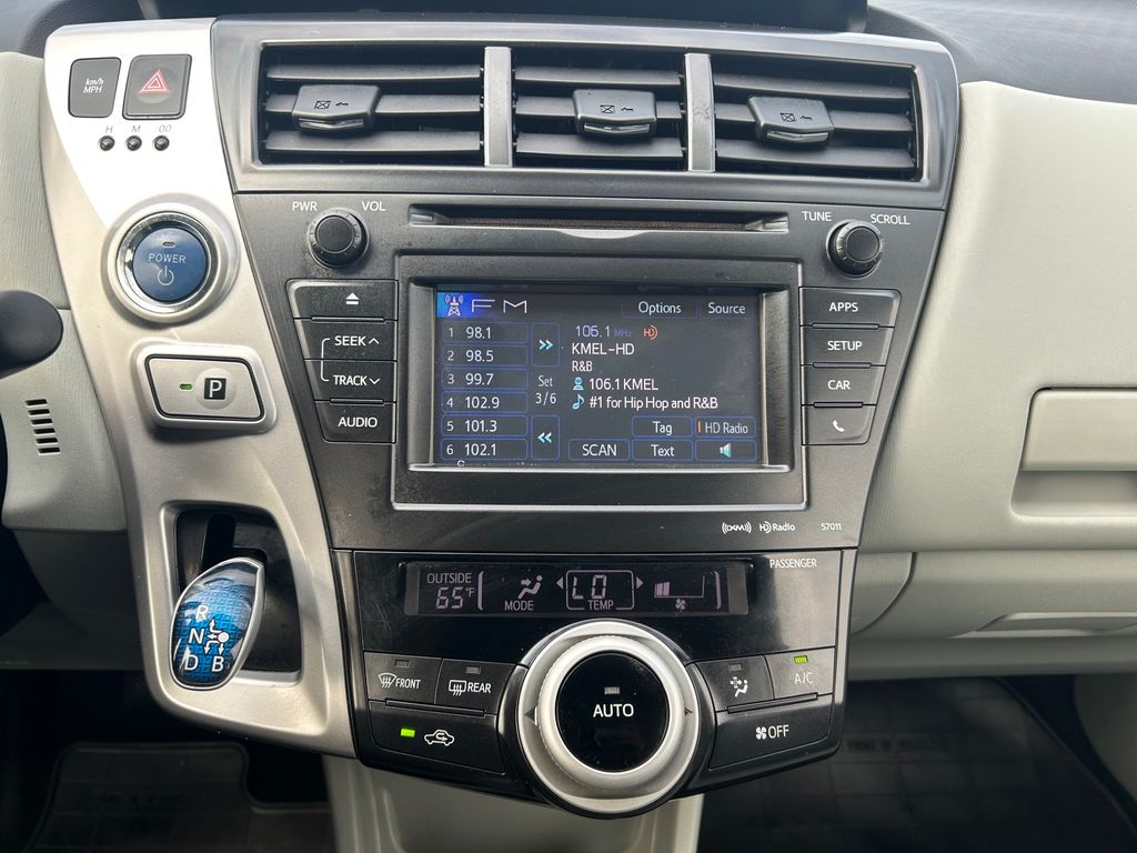 Thumbnail: 2012 Toyota Prius v - 15