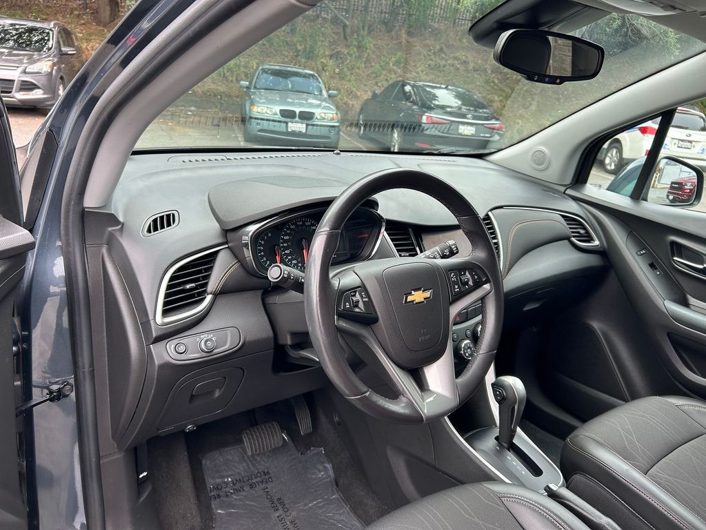 Thumbnail: 2022 Chevrolet Trax - 2