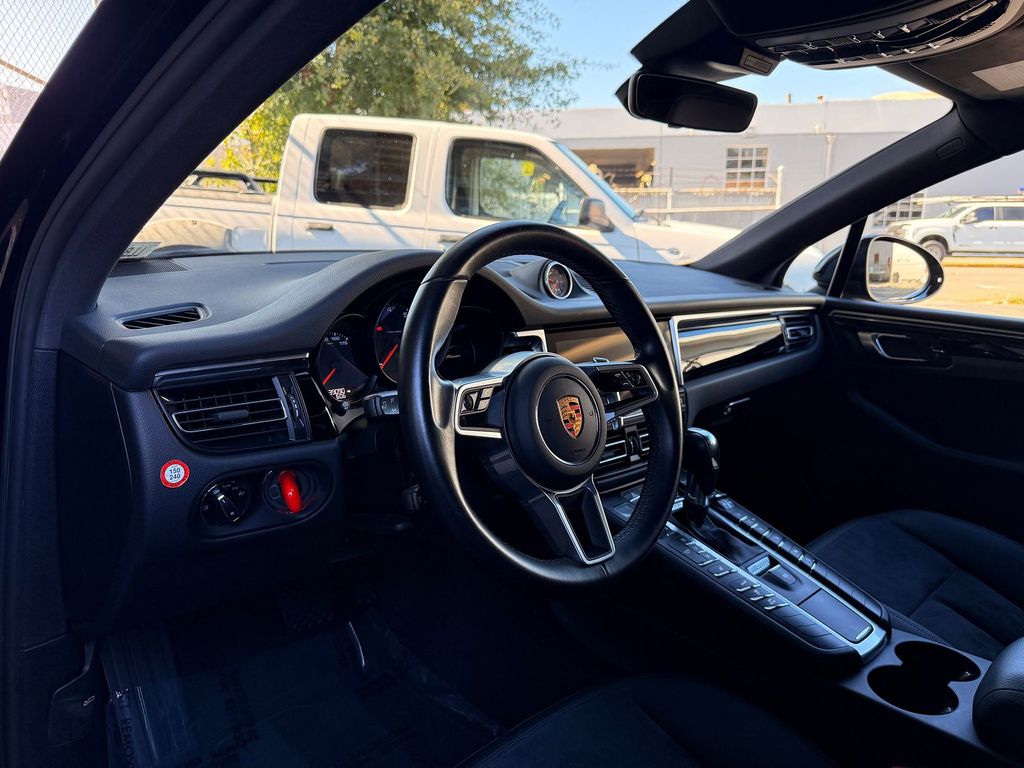 Thumbnail: 2020 Porsche Macan - 2