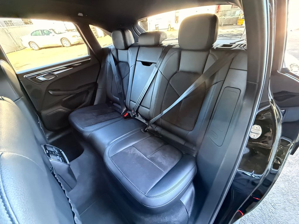 Thumbnail: 2020 Porsche Macan - 21