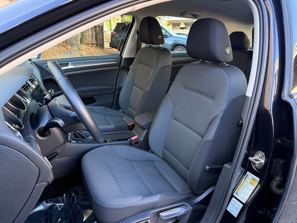 Thumbnail: 2019 Volkswagen e-Golf - 10