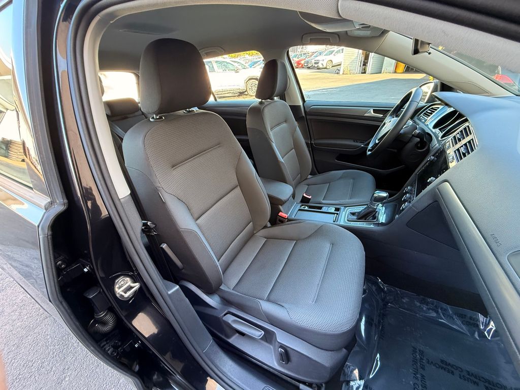 Thumbnail: 2019 Volkswagen e-Golf - 11
