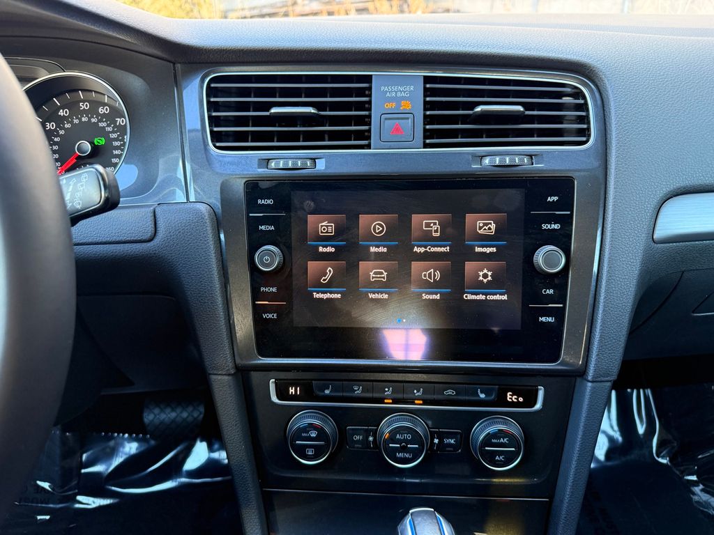 Thumbnail: 2019 Volkswagen e-Golf - 14