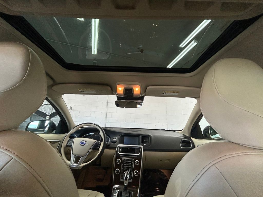 Thumbnail: 2015 Volvo V60 - 21