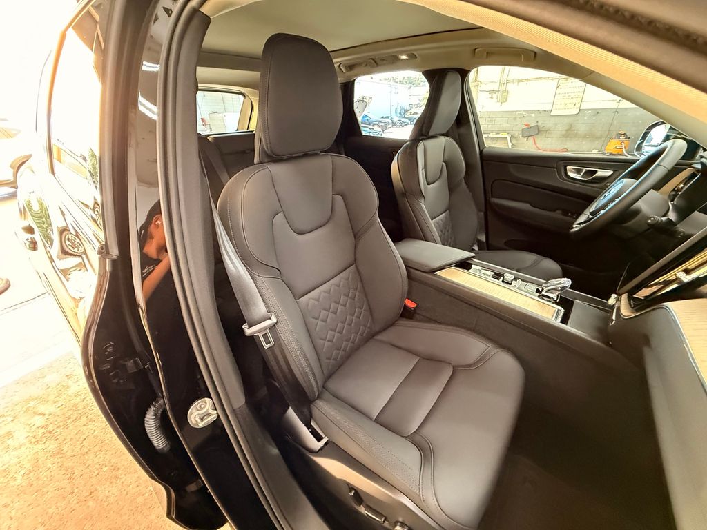 Thumbnail: 2026 Volvo XC60 - 11