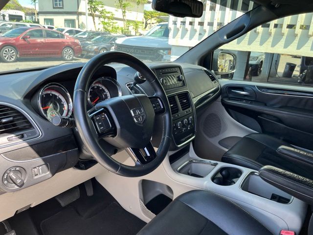 Thumbnail: 2017 Dodge Grand Caravan - 2