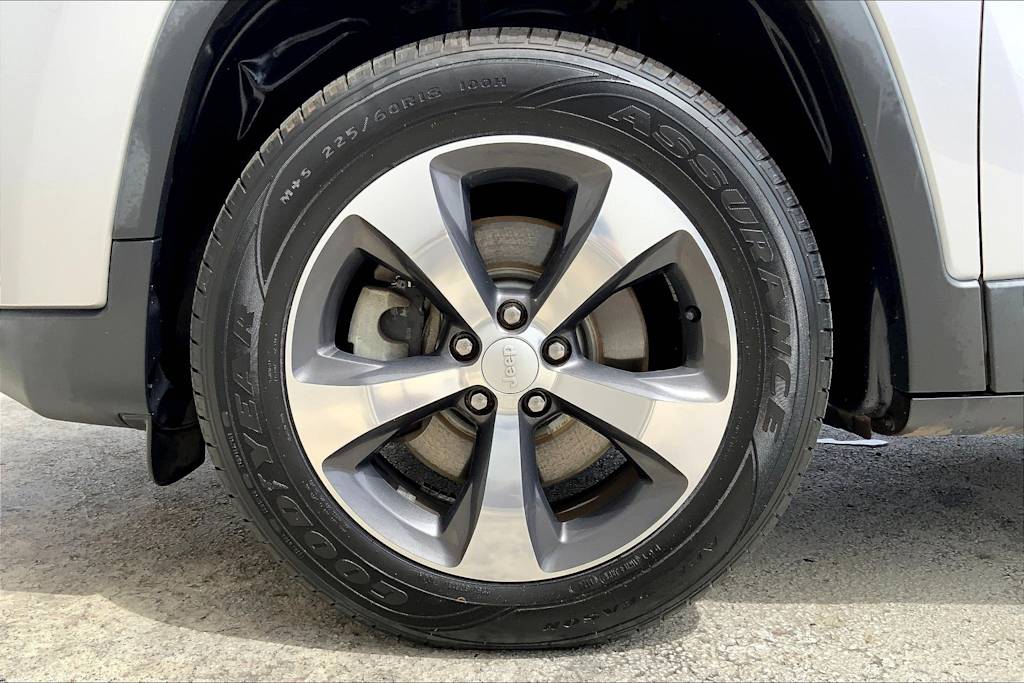 Thumbnail: 2019 Jeep Cherokee - 8