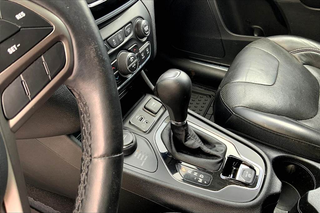 Thumbnail: 2019 Jeep Cherokee - 16