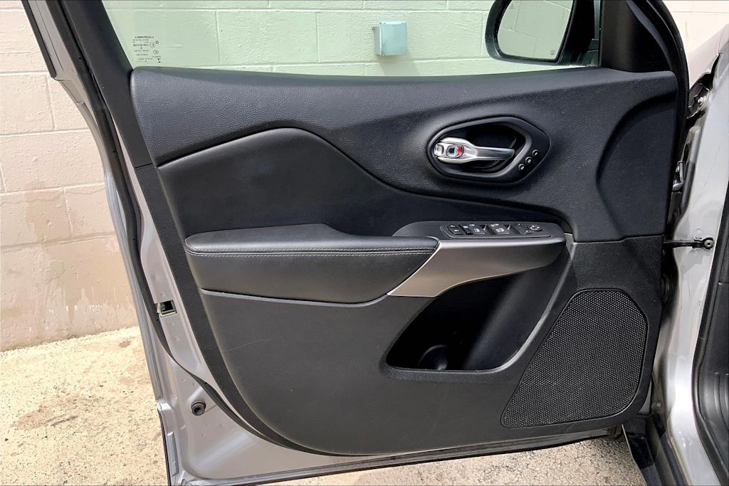 Thumbnail: 2019 Jeep Cherokee - 27