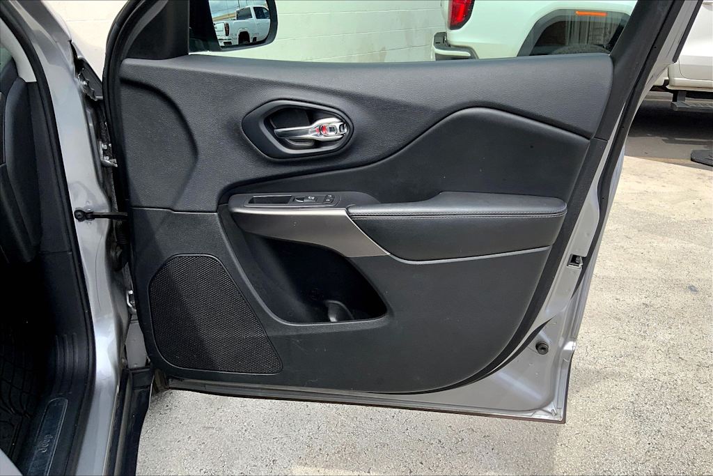 Thumbnail: 2019 Jeep Cherokee - 28