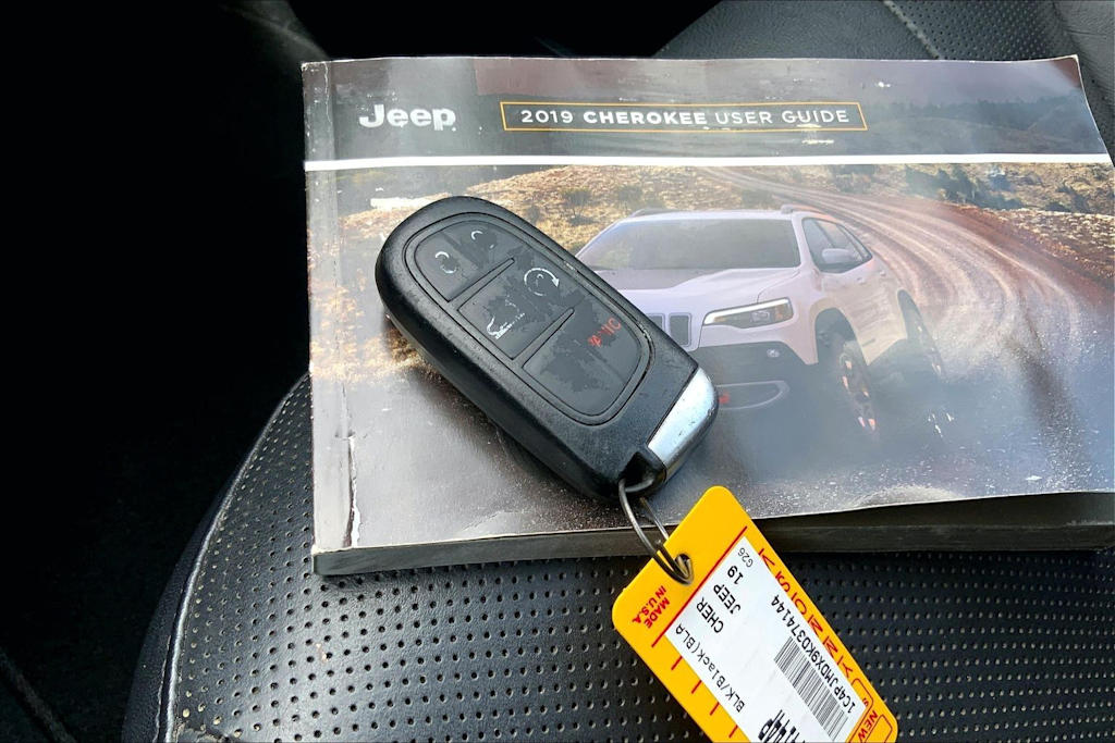 Thumbnail: 2019 Jeep Cherokee - 19
