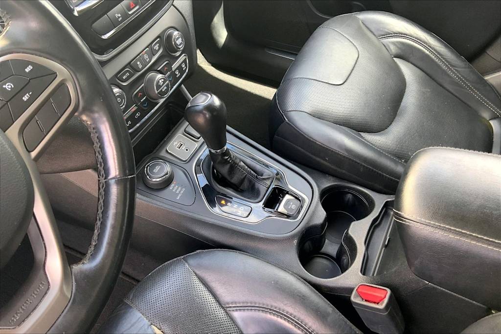 Thumbnail: 2019 Jeep Cherokee - 16