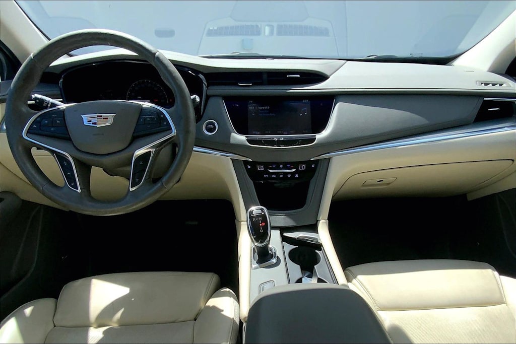 Thumbnail: 2017 Cadillac XT5 - 10