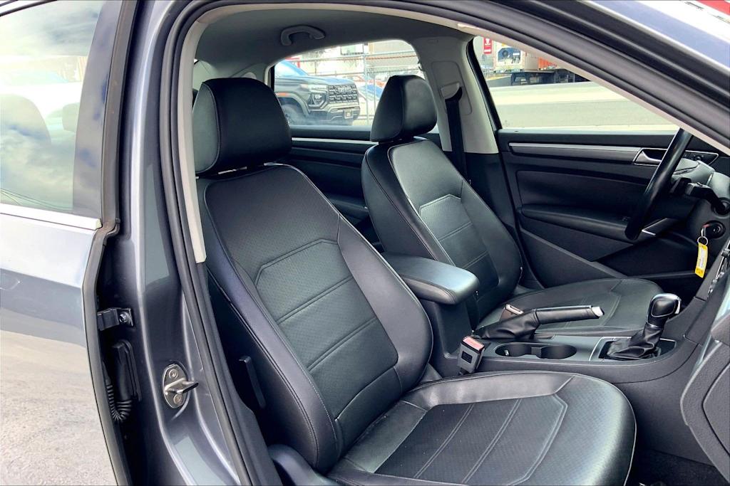 Thumbnail: 2017 Volkswagen Passat - 12