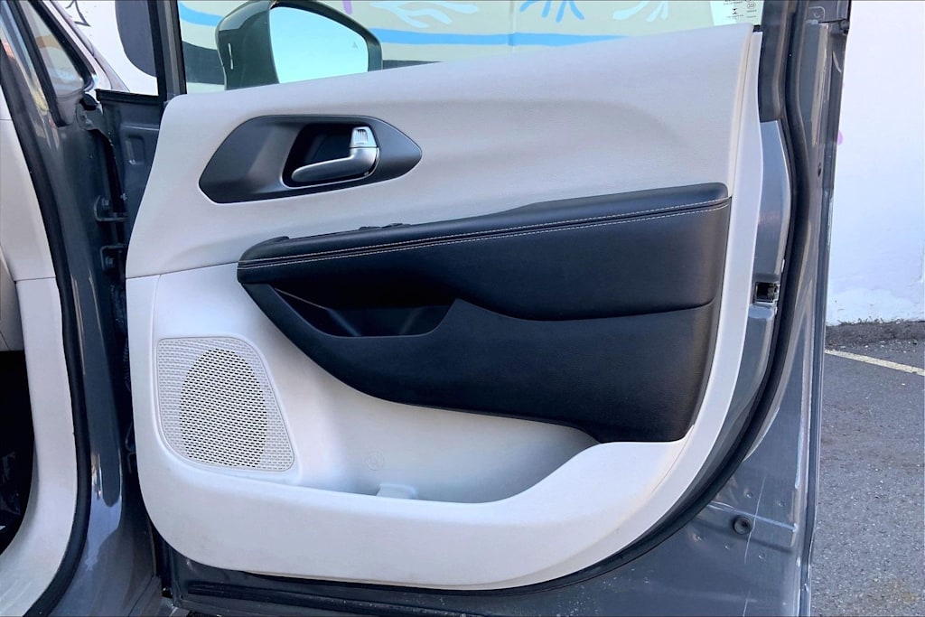 Thumbnail: 2022 Chrysler Pacifica - 25