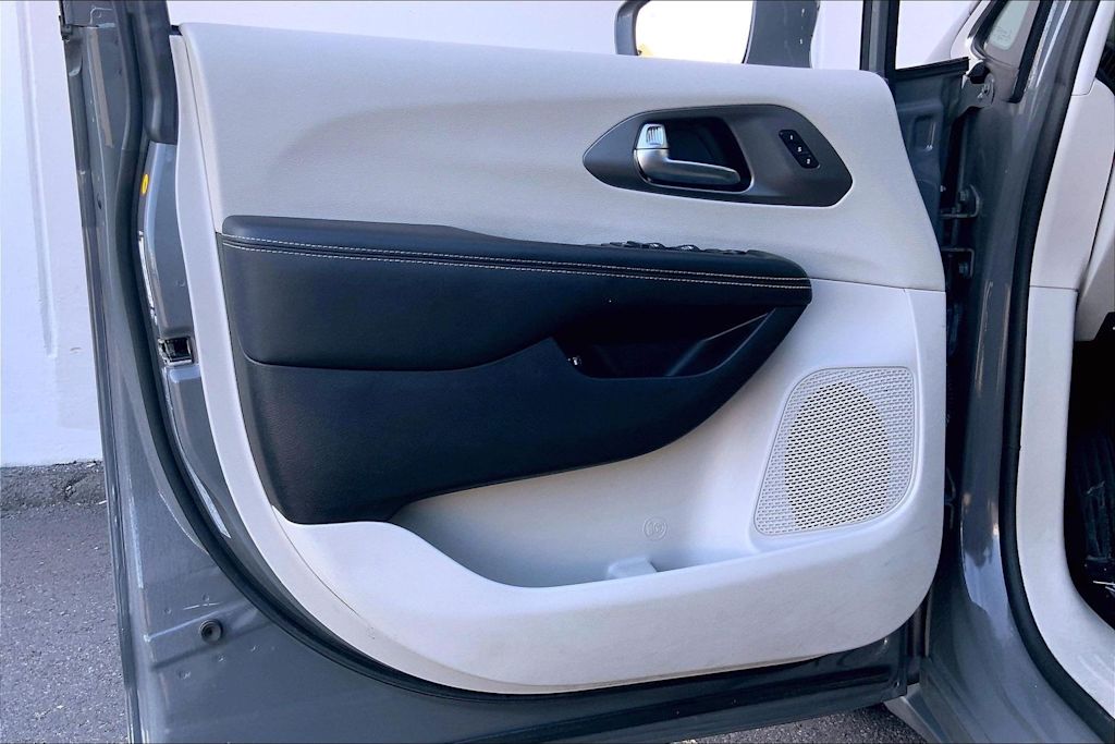 Thumbnail: 2022 Chrysler Pacifica - 24