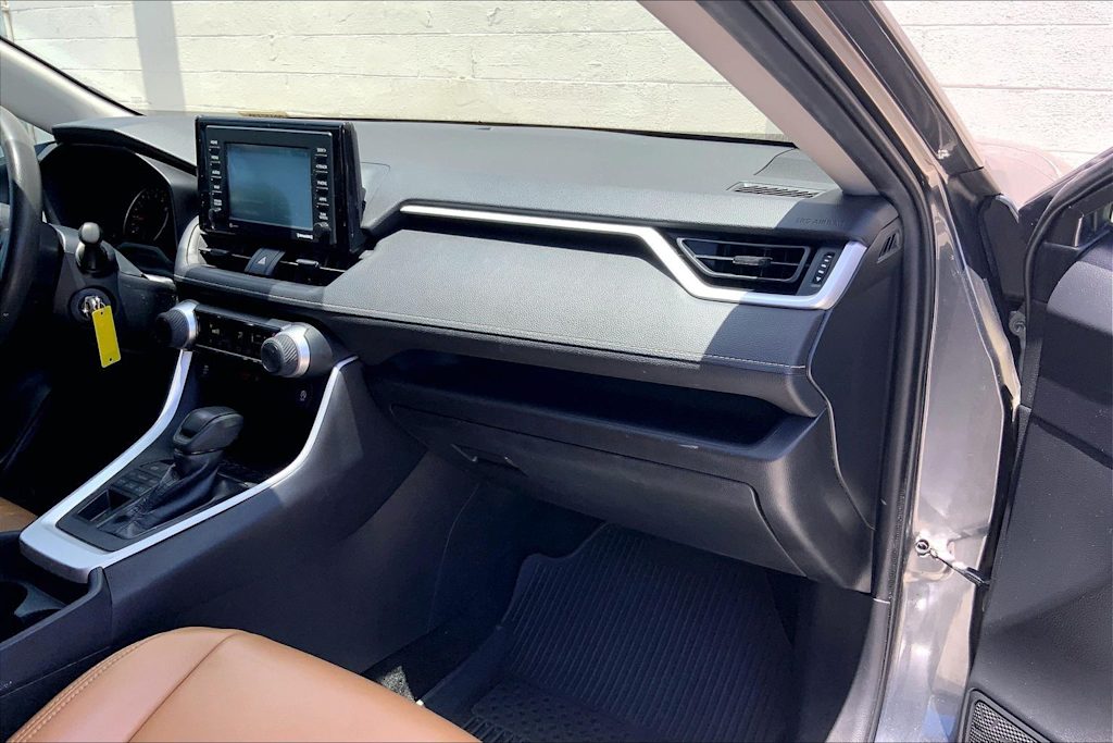 Thumbnail: 2020 Toyota RAV4 - 25