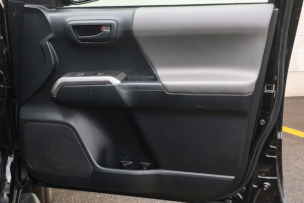 Thumbnail: 2016 Toyota Tacoma - 25