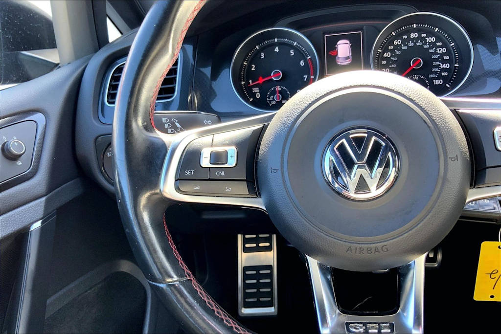 Thumbnail: 2016 Volkswagen Golf - 24