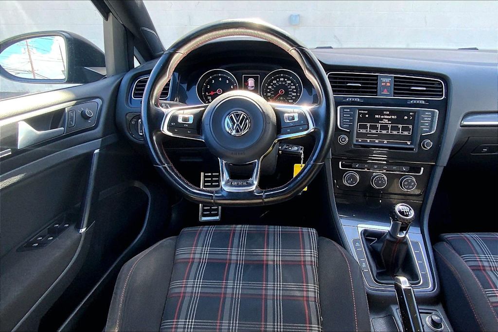Thumbnail: 2016 Volkswagen Golf - 14