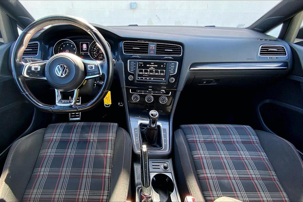 Thumbnail: 2016 Volkswagen Golf - 10