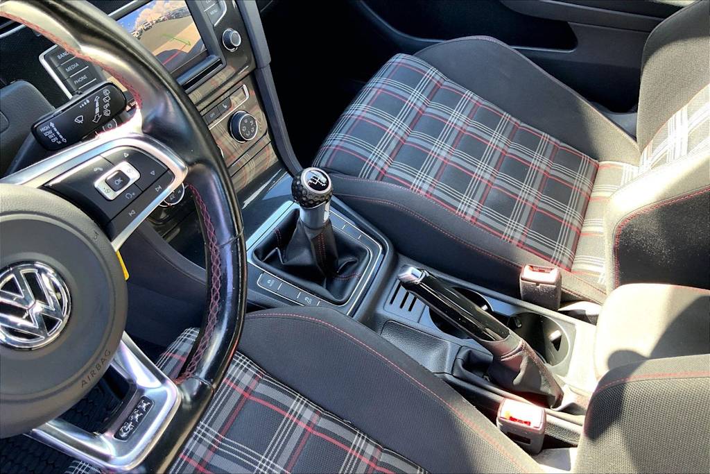 Thumbnail: 2016 Volkswagen Golf - 21