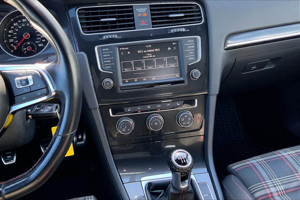 Thumbnail: 2016 Volkswagen Golf - 16